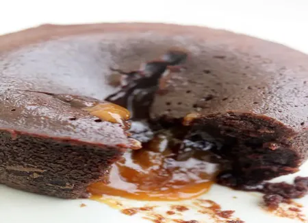 Gâteau moelleux caramel et chocolat