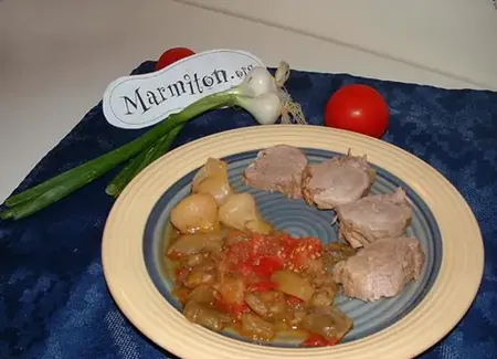 Aubergines, tomates, oignons nouveaux... et leur filet mignon