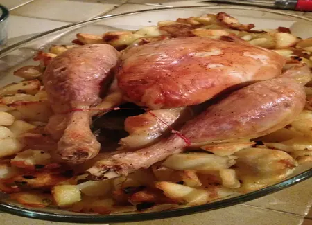 Poulet rôti et pommes de terre fondantes au four