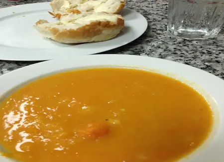 Soupe au potiron, tomates et carottes