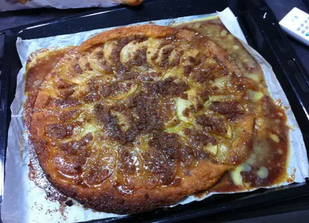 Tarte aux pommes, spéculos et caramel au beurre salé