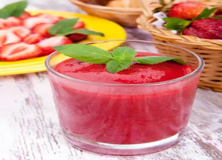 Soupe de fraises à la menthe