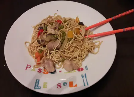 Porc sauté aux nouilles chinoises, cuisson au wok
