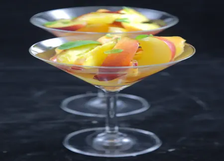 Salade de pêches et nectarines au gingembre et à la menthe