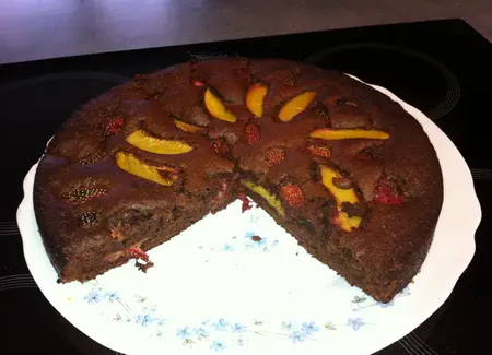 Moelleux au chocolat, pêches et fraises