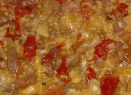 Omelette tomate-lardon