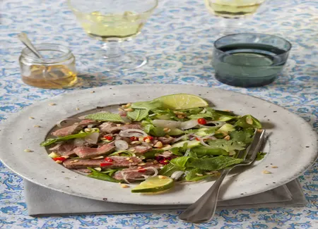 Salade de boeuf piquante thaï
