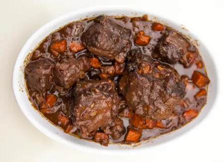 Queue de boeuf confite au vin rouge
