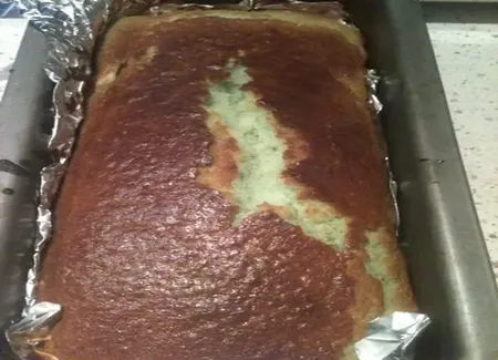 Gâteau au yaourt au curaçao et aux pruneaux
