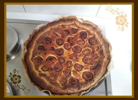 Tarte aux oignons et aux pruneaux