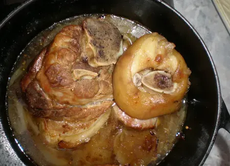 Jarret de porc à l'ail et aux échalotes