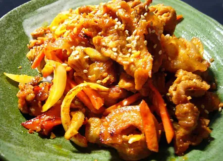 Dwaeji bulgogi (barbecue de porc coréen)