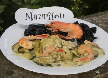 Tagliatelles noires aux crevettes, courgettes et safran