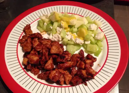 Dés de poulet au miel et son tartare de concombre-pommes-chèvre