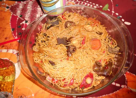 Nouilles sautées poulet poivron carotte et radis
