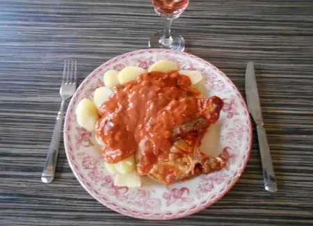 Côtes de porc à la sauce tomates et à la crème fraîche