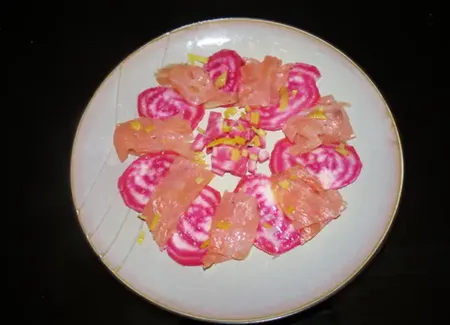 Carpaccio de saumon fumé et de betterave chioggia