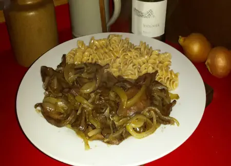 Coeur de porc au vin blanc et oignons
