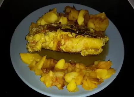 Omelette sucrée et pommes caramélisées