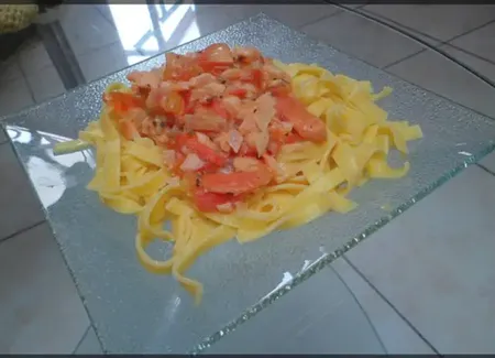 Tagliatelles au saumon, tomates et basilic