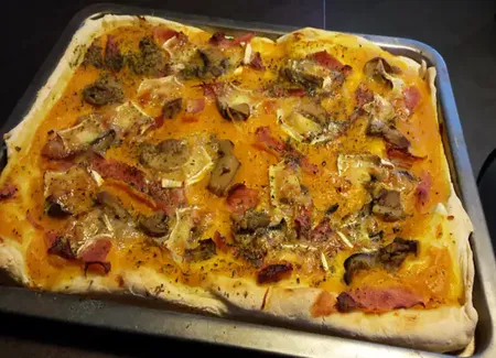 Pizza au potiron, jambon cru et mozzarella