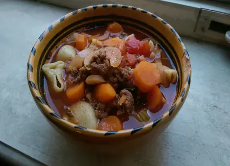 Soupe de pâtes à la tomate et au bœuf et ses petits légumes (souvenir italien)