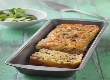 Cake au saucisson et lardons