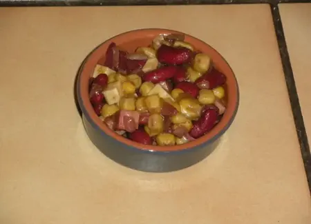 Salade de haricots rouges au jambon et fromage