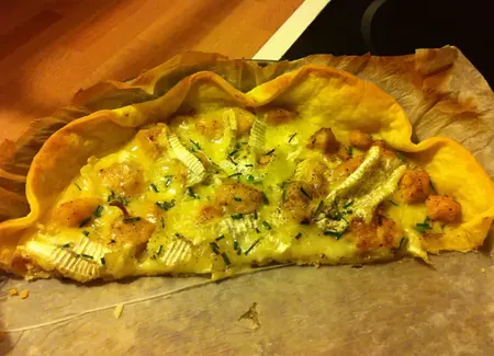 Tarte camembert, poulet et oignons