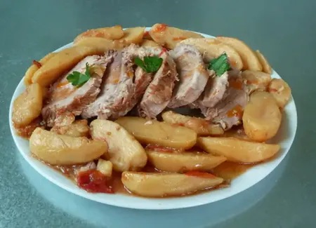 Rôti de porc à la tomate et aux pommes de terre