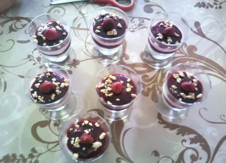 Verrines de mousse au chocolat blanc et framboises