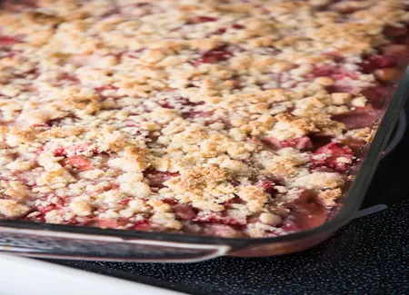 Crumble aux pêches et aux myrtilles