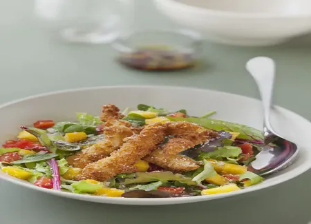 Salade au poulet épicé et croustillant