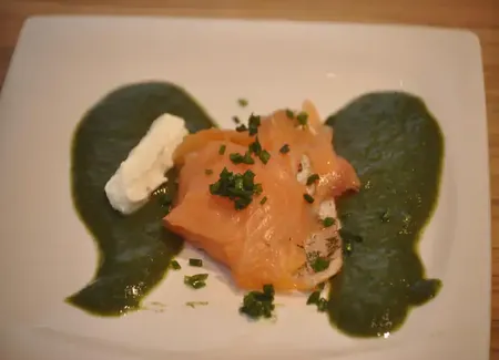 Baluchons de saumon fumé au coulis de cerfeuil