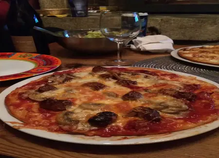 Pizza reine aux merguez