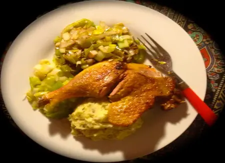 Cuisse de canard, écrasé de pomme-de-terre à la crème ail-échalote, duo de légumes sucrés