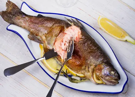 Saumon entier au court bouillon aromatique