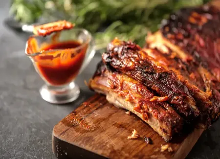 Plat de côtes de porc grillé