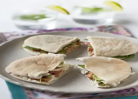 Poulet mariné en sandwich frais au pain pita