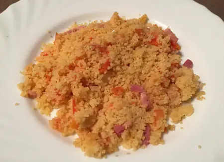 Semoule à la tomate et aux lardons