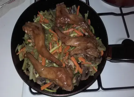 Lapin laqué aux légumes croquants