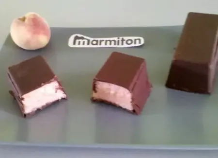 Petits glacés aux pêches enrobés de chocolat