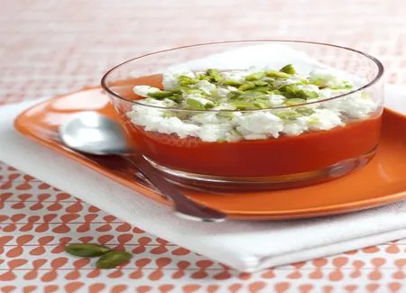 Petits verres tricolores : coulis de poivron, feta au cumin et pistaches