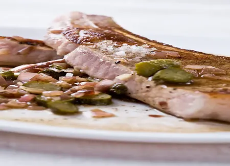 Côtes de porc aux échalotes et cornichons