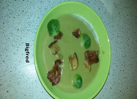 Velouté du jardin de choux de bruxelles au lard grillé et muscade