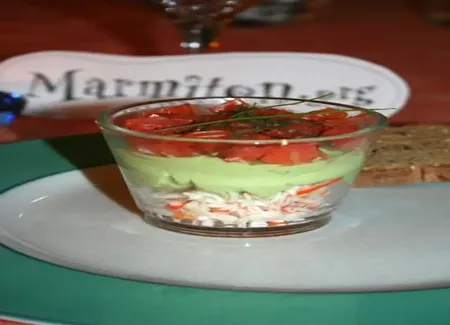 Petits verres d'avocat au saumon et à la feta