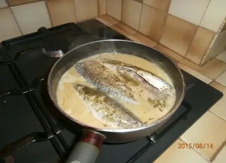 Maquereaux aux oignons et au vin blanc