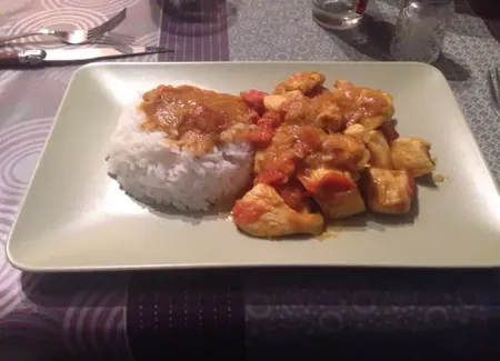 Blancs de poulet minceur au curry et à la tomate