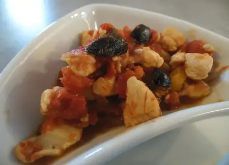 Poulet aux olives noires et poivrons