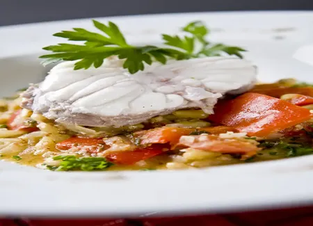 Lotte aux tomates, pignons et amandes